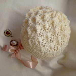 Fehér, csipkekötéssel készült, áttört kötött sapka - Meska.hu
