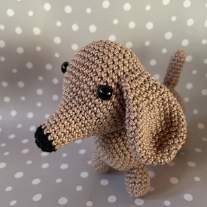 Amigurumi horgolt tacsi - játék & sport - plüssállat & játékfigura - kutya - Meska.hu