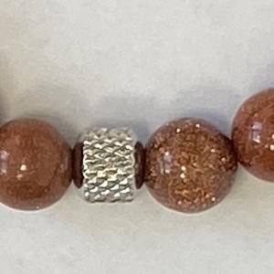 Arany színű goldstone karkötő - ékszer - karkötő - bogyós karkötő - Meska.hu