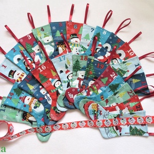 Adventi kalendárium textil zoknikkal - karácsonyi szalaggal - karácsony - adventi díszek - adventi naptár - Meska.hu