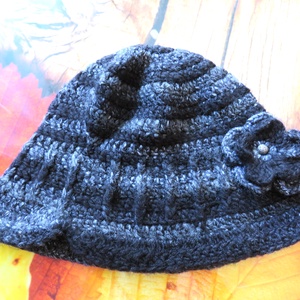 Női virágos horgolt sapka - ruha & divat - sál, sapka, kendő - sapka - Meska.hu