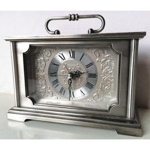 Gyönyörű ezüst színű Rhythm asztali óra, Otthon & Életmód, Dekoráció, Fali és függő dekoráció, Falióra & óra, Fémmegmunkálás, Üvegművészet, MESKA