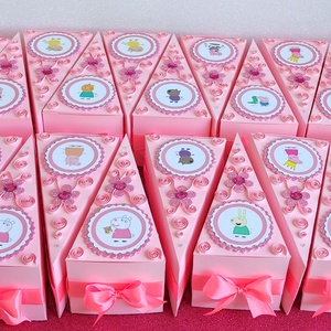 Papírtorta Pepa malac ajándék átadó torta doboz szeletek - otthon & életmód - papír, írószer - ajándékozás kellékei - papírtorta - Meska.hu