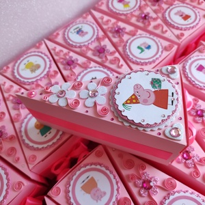 Papírtorta Pepa malac ajándék átadó torta doboz szeletek - otthon & életmód - papír, írószer - ajándékozás kellékei - papírtorta - Meska.hu