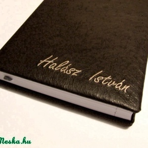 Napló - Bőr név felirattal, Otthon & lakás, Férfiaknak, Naptár, képeslap, album, Jegyzetfüzet, napló, Naptár, Név felirattal hímzett sötétbarna valódi bőrrel borított napló. 

Mérete 15X21cm (A5) . 

KÉRHETED B..., Meska