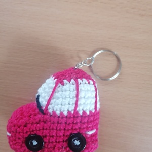 Horgolt kisautó kulcstartó, táska dísz  - Meska.hu
