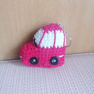 Horgolt kisautó kulcstartó, táska dísz  - játék & sport - kisautók, járművek - játékautó - Meska.hu