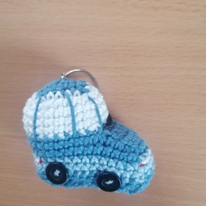Horgolt kisautó kulcstartó, táska dísz  - Meska.hu