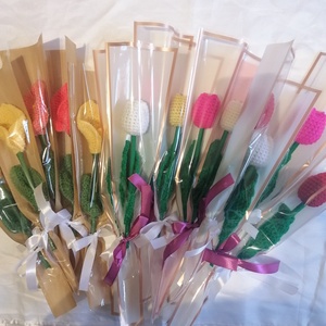 Horgolt tulipánok csomagolva. Egyedi rendelés!  - otthon & életmód - virágdekoráció - virágok - virágcsokor - Meska.hu