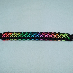 Paracord karkötő szivárvány tűzéssel - ékszer - karkötő - fonott karkötő - Meska.hu