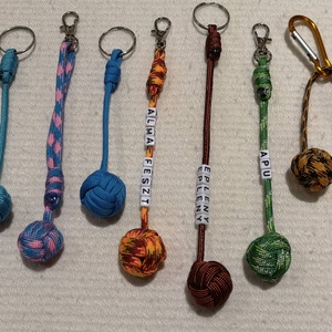 Paramaki- Paracord fityegő - táska & tok - kulcstartó & táskadísz - táskadísz - Meska.hu