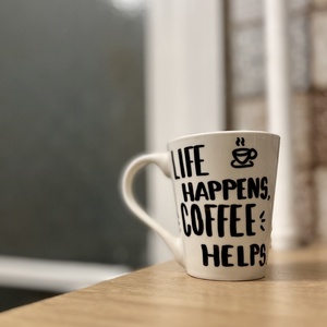 Life happens, coffee helps - Kávés feliratos bögre, Otthon & Életmód, Konyhafelszerelés, tálalás, Tálalás, Bögre & Csésze, Festett tárgyak, Kedves kis feliratos kőporcelán bögre, káviimádóknak. :)

220ml űrtartalmú, 10cm magas, MESKA