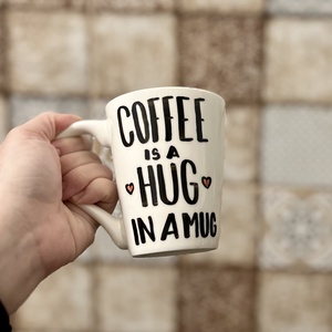 Coffee is a hug in a mug - Kávés feliratos bögre, Otthon & Életmód, Konyhafelszerelés, tálalás, Tálalás, Bögre & Csésze, Festett tárgyak, Kedves kis feliratos kőporcelán bögre, káviimádóknak. :)

220ml űrtartalmú, 10cm magas, MESKA