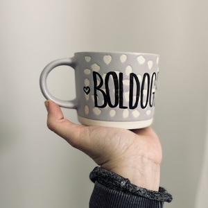 BOLDOGSÁG feliratos bögre, Otthon & Életmód, Konyhafelszerelés, tálalás, Tálalás, Bögre & Csésze, Festett tárgyak, Feliratos lila, "pöttyös" kerámia bögre.

13x9x7,5cm, MESKA