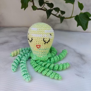 Zöld polip - színétmenetes fonalból - játék & sport - 3 éves kor alattiaknak - csörgő - Meska.hu