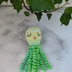 Zöld polip - színétmenetes fonalból - játék & sport - 3 éves kor alattiaknak - csörgő - Meska.hu