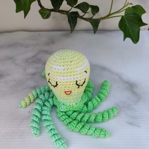 Zöld polip - színétmenetes fonalból - játék & sport - 3 éves kor alattiaknak - csörgő - Meska.hu