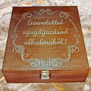 Pálinkás szett nyugdíjba vonulásra bélelt díszdobozban 6db gravírozott pálinkás pohárral személyre szabható feliratokkal - Meska.hu