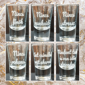 Pálinkás szett nyugdíjba vonulásra bélelt díszdobozban 6db gravírozott pálinkás pohárral személyre szabható feliratokkal - otthon & életmód - konyhafelszerelés, tálalás - tálalás - pálinkás poharak, szettek - Meska.hu