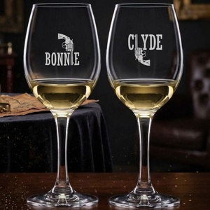 Bonnie és Clyde páros borospohár készlet mosogatógépben mosható tartós gravírozással 3dl 300ml - Meska.hu