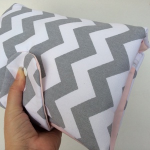 Chevron-pelenkatáska, pelenkázó neszesszer-erős bútorvászonból! - táska & tok - pelenkatáska - pelenkatartó tok - Meska.hu