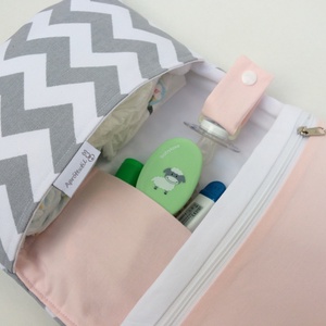 Chevron-pelenkatáska, pelenkázó neszesszer-erős bútorvászonból! - táska & tok - pelenkatáska - pelenkatartó tok - Meska.hu