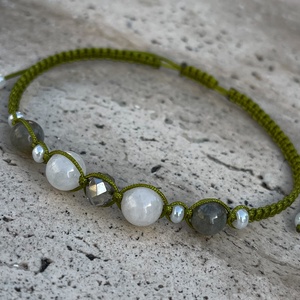 Labradorit és tejkvarc karkötő - ékszer - karkötő - fonott karkötő - Meska.hu