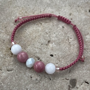 Thulit és fehér jáde ásvány karkötő - ékszer - karkötő - fonott karkötő - Meska.hu