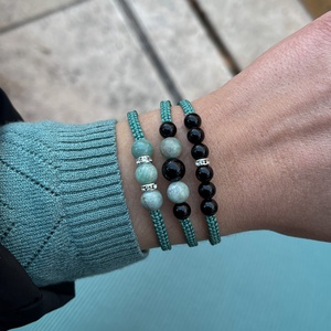 Kínai amazonit és ónix makramé karkötő - ékszer - karkötő - fonott karkötő - Meska.hu