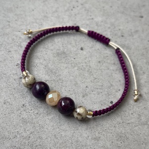 Purpurit és zebradorit makramé ásvány karkötő - ékszer - karkötő - fonott karkötő - Meska.hu