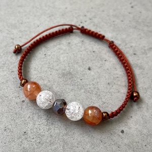 Hematoidkvarc és roppantott hegyikristály makramé karkötő - ékszer - karkötő - fonott karkötő - Meska.hu