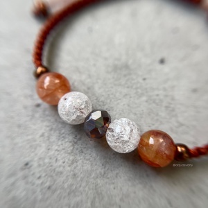 Hematoidkvarc és roppantott hegyikristály makramé karkötő - ékszer - karkötő - fonott karkötő - Meska.hu