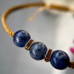 Szodalit makramé ásvány karkötő, Ékszer, Karkötő, Fonott karkötő, Csomózás, Ékszerkészítés, MESKA
