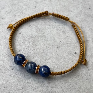 Szodalit makramé ásvány karkötő - ékszer - karkötő - fonott karkötő - Meska.hu