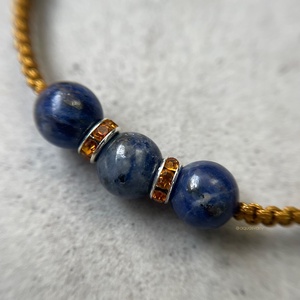 Szodalit makramé ásvány karkötő - ékszer - karkötő - fonott karkötő - Meska.hu