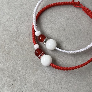 Mikulás sapis makramé ásvány karkötő - ékszer - karkötő - fonott karkötő - Meska.hu