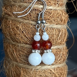 Mikulás sapis ásvány fülbevaló - ékszer - fülbevaló - lógó fülbevaló - Meska.hu