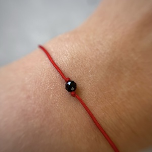 Minimalista spinel védelmező piros zsineg karkötő - ékszer - karkötő - fonott karkötő - Meska.hu