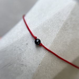 Minimalista spinel védelmező piros zsineg karkötő, Ékszer, Karkötő, Fonott karkötő, Csomózás, Ékszerkészítés, A piros zsinóros karkötő évszázadok óta ismert szimbólum, amelyet számos kultúrában a védelem, a sz..., MESKA
