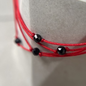 Minimalista spinel védelmező piros zsineg karkötő - ékszer - karkötő - fonott karkötő - Meska.hu