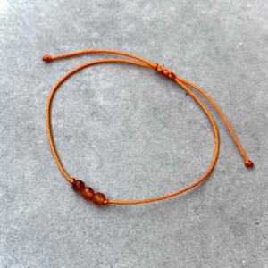 Minimalista karneol ásvány karkötő - ékszer - karkötő - fonott karkötő - Meska.hu