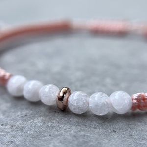 Fehér jáde és rosegold hematit makramé ásvány karkötő - ékszer - karkötő - fonott karkötő - Meska.hu