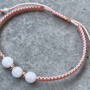 Fehér jáde és rosegold hematit makramé ásvány karkötő - ékszer - karkötő - fonott karkötő - Meska.hu