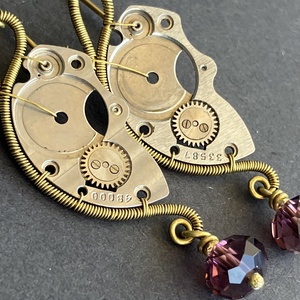 REINA steampunk sárgaréz fülbevaló - lila, Ékszer, Fülbevaló, Lógó fülbevaló, Újrahasznosított alapanyagból készült termékek, Ékszerkészítés, MESKA