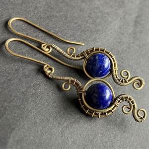 Sárgaréz lapisz lazuli fülbevaló - ékszer - fülbevaló - lógó fülbevaló - Meska.hu