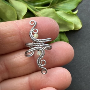 Nemesacél fülgyűrű sárga opál fülgyűrűvel - ékszer - fülbevaló - fülgyűrű - Meska.hu