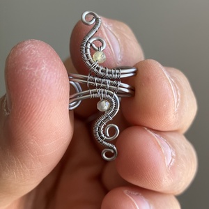 Nemesacél fülgyűrű sárga opál fülgyűrűvel - ékszer - fülbevaló - fülgyűrű - Meska.hu