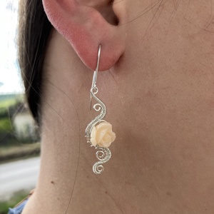 Ezüstözött rózsás fülbevaló - ékszer - fülbevaló - lógó fülbevaló - Meska.hu