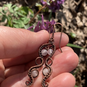 Réz és rózsakvarc fülbevaló - ékszer - fülbevaló - lógó fülbevaló - Meska.hu