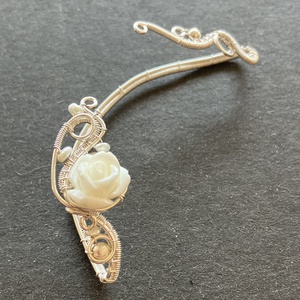 Ezüst és fehár rózsa fülékszer - ékszer - fülbevaló - fülékszer - Meska.hu